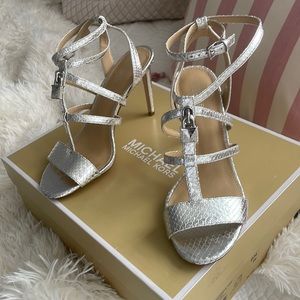 🔥NIB Michael Kors Leather Silver Sandals Pump heels